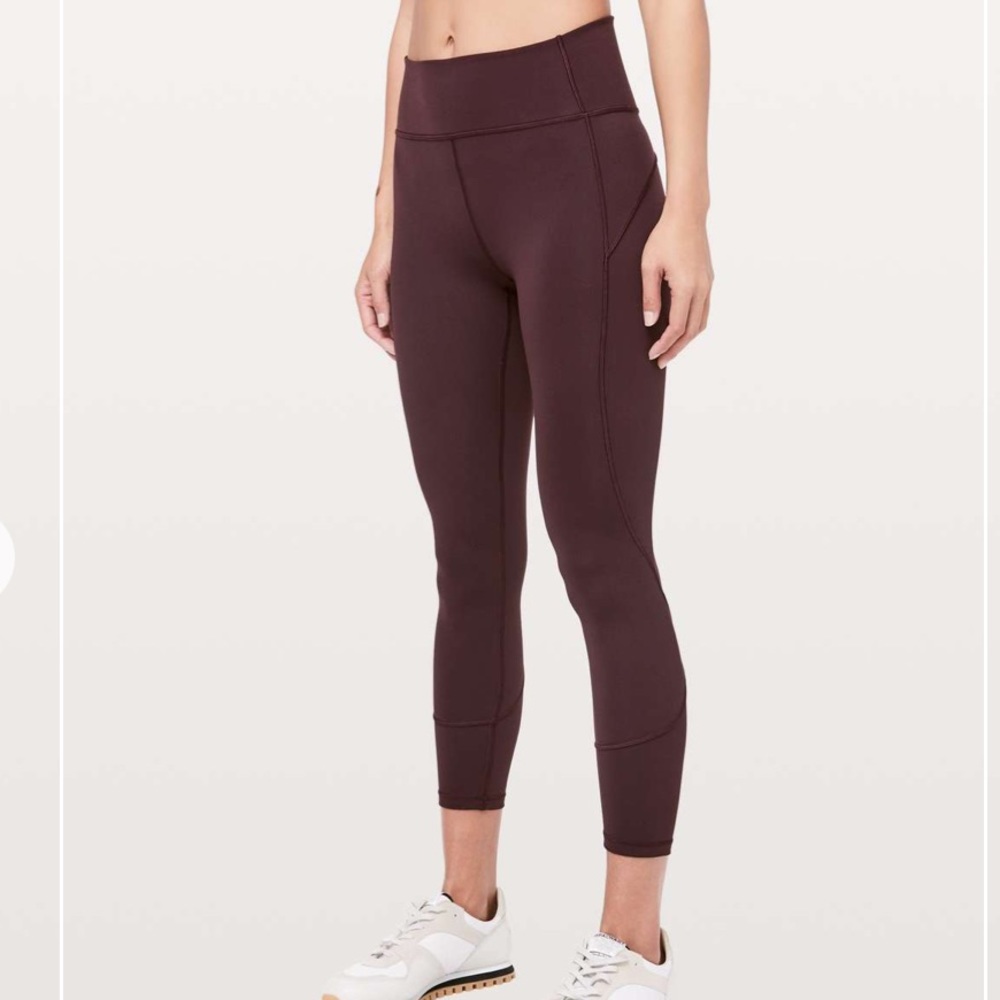 Lululemon In Movement 7/8 Tight *Everlux 25"
Plum Shadow size 4